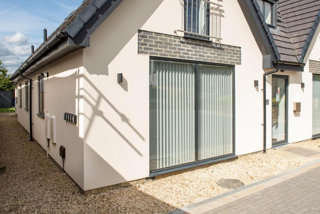Maisy Lodge - Two Bed Lux Flat - Parking, Netflix, Wifi - Close To Blenheim Palace & Oxford - F2 Kidlington Exterior photo