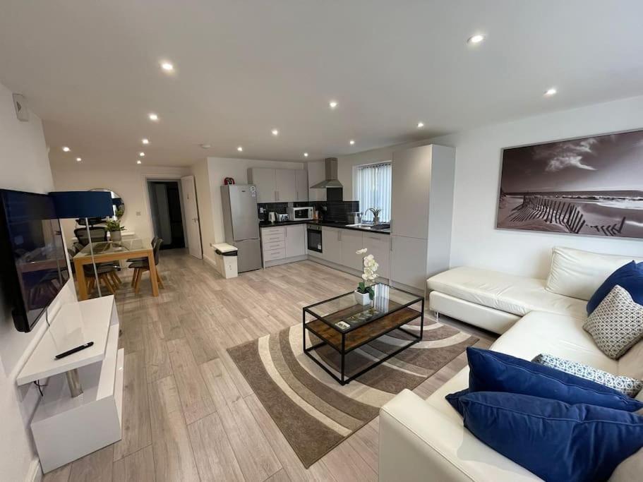 Maisy Lodge - Two Bed Lux Flat - Parking, Netflix, Wifi - Close To Blenheim Palace & Oxford - F2 Kidlington Exterior photo