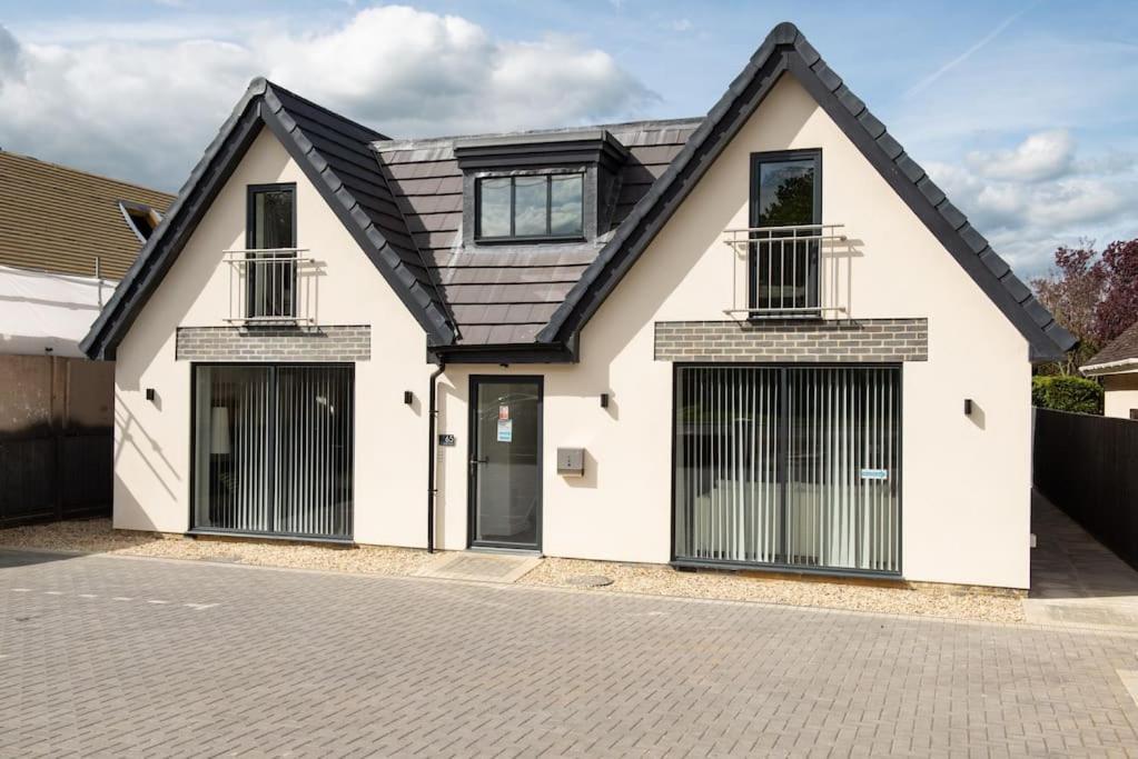 Maisy Lodge - Two Bed Lux Flat - Parking, Netflix, Wifi - Close To Blenheim Palace & Oxford - F2 Kidlington Exterior photo