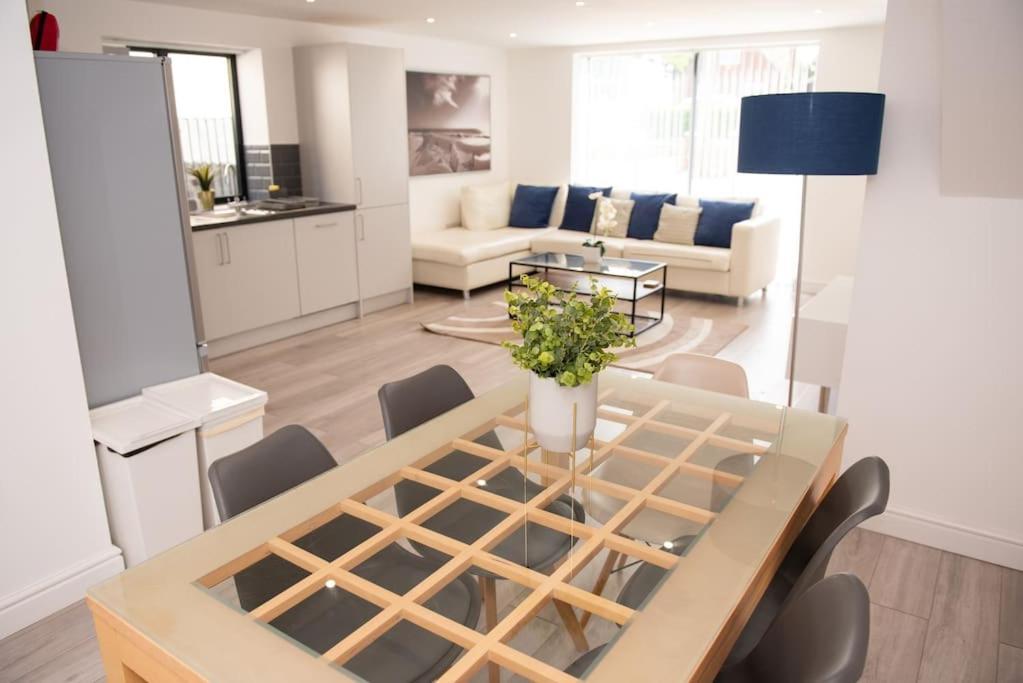 Maisy Lodge - Two Bed Lux Flat - Parking, Netflix, Wifi - Close To Blenheim Palace & Oxford - F2 Kidlington Exterior photo