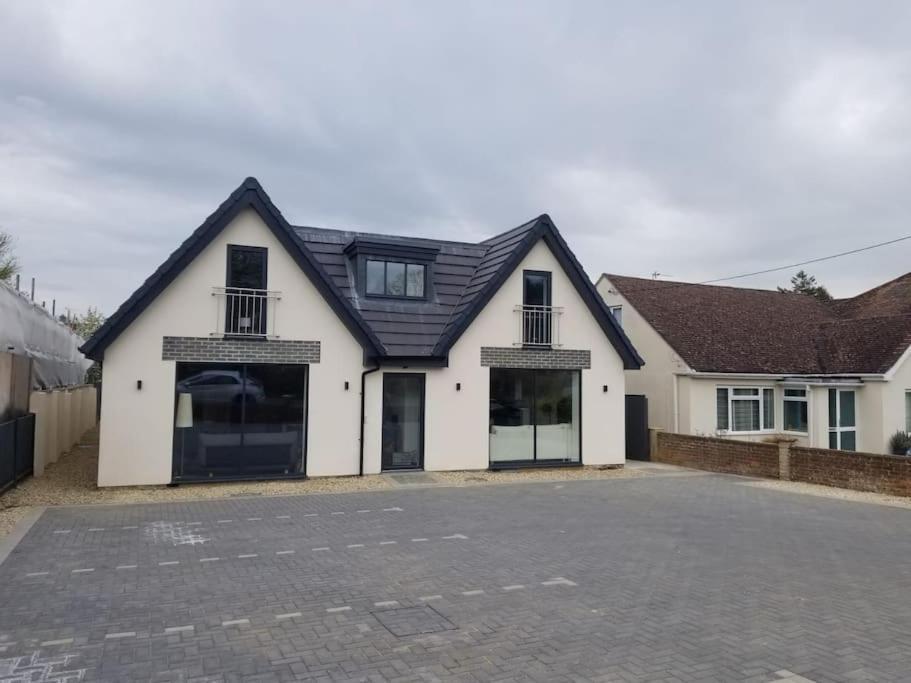 Maisy Lodge - Two Bed Lux Flat - Parking, Netflix, Wifi - Close To Blenheim Palace & Oxford - F2 Kidlington Exterior photo