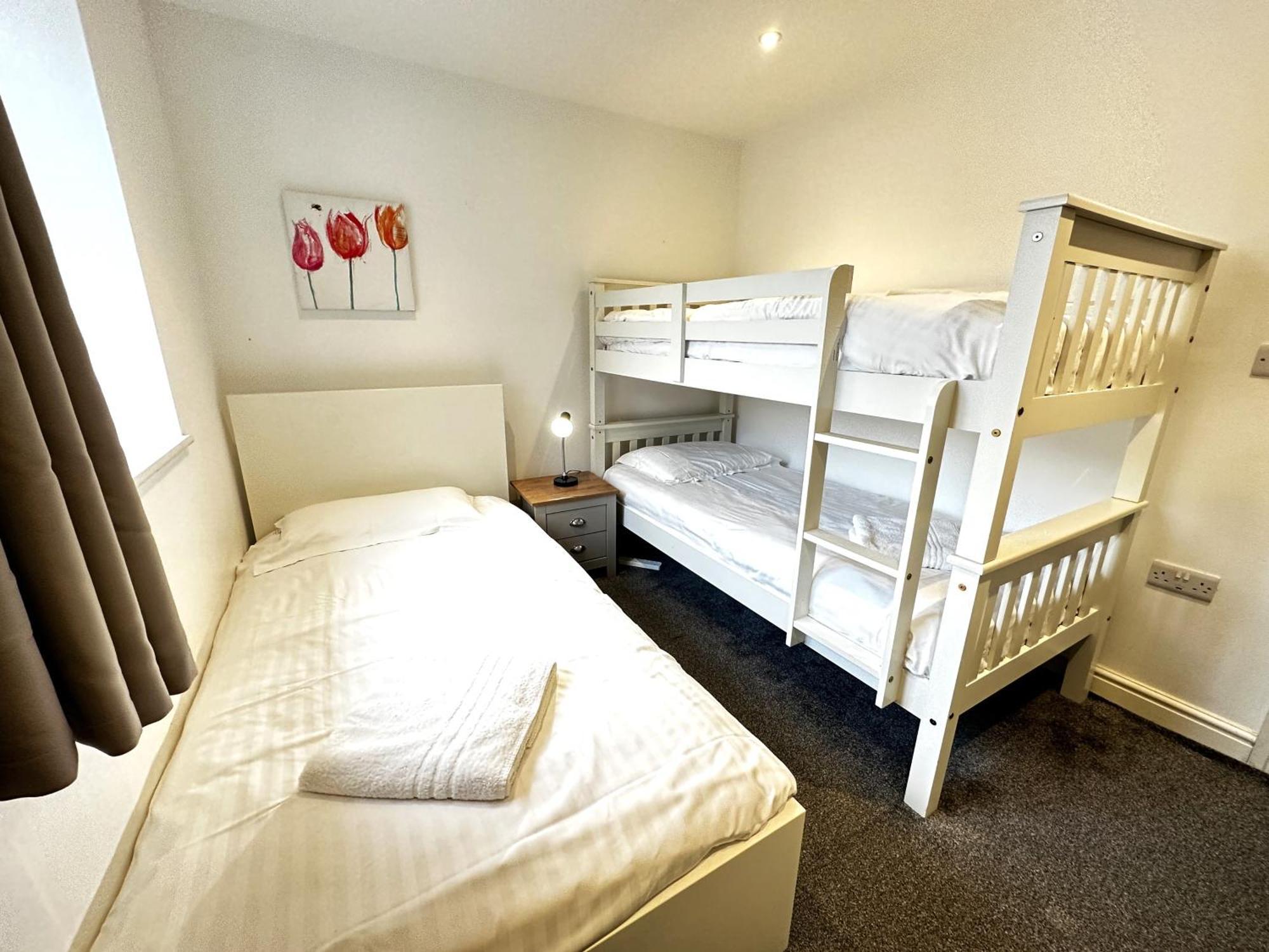 Maisy Lodge - Two Bed Lux Flat - Parking, Netflix, Wifi - Close To Blenheim Palace & Oxford - F2 Kidlington Exterior photo